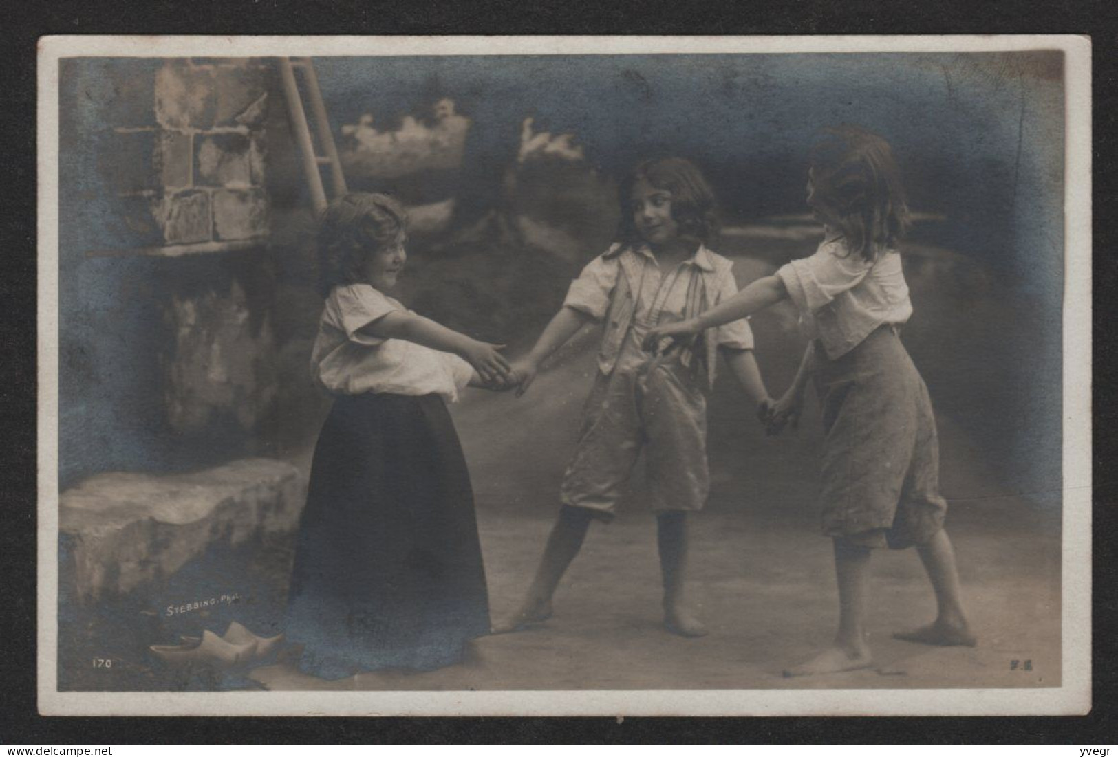 Carte Photo Non Identifiée De 3 Fillettes Pieds Nus Faisant La Ronde, Sabots à Coté (Stebbing Phot.) - A Identifier