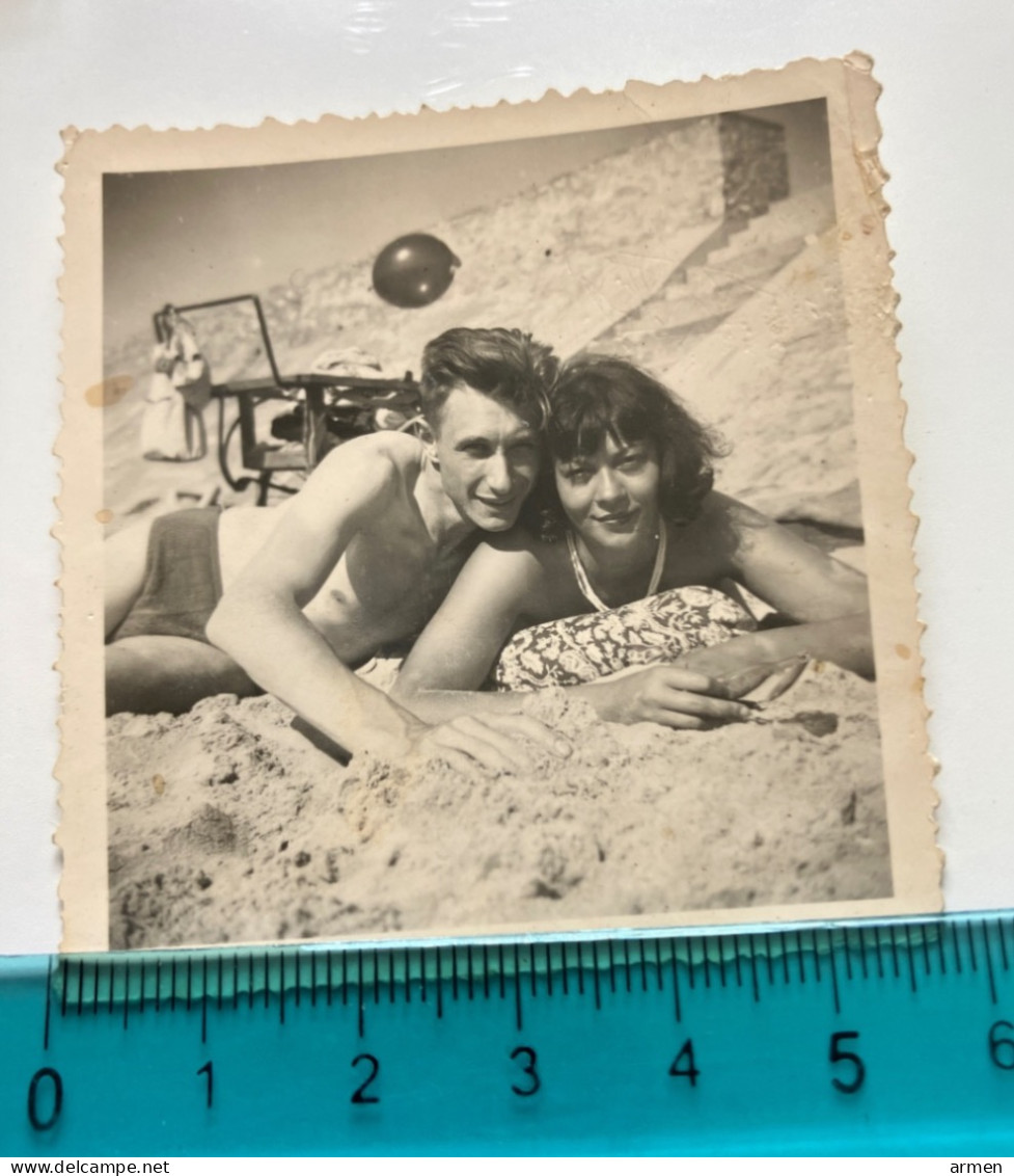 Réal Photo Pin-up Plage Photographie D'un Couple D'amoureux Sur La Plage  Homme Torse Nu - Pin-up