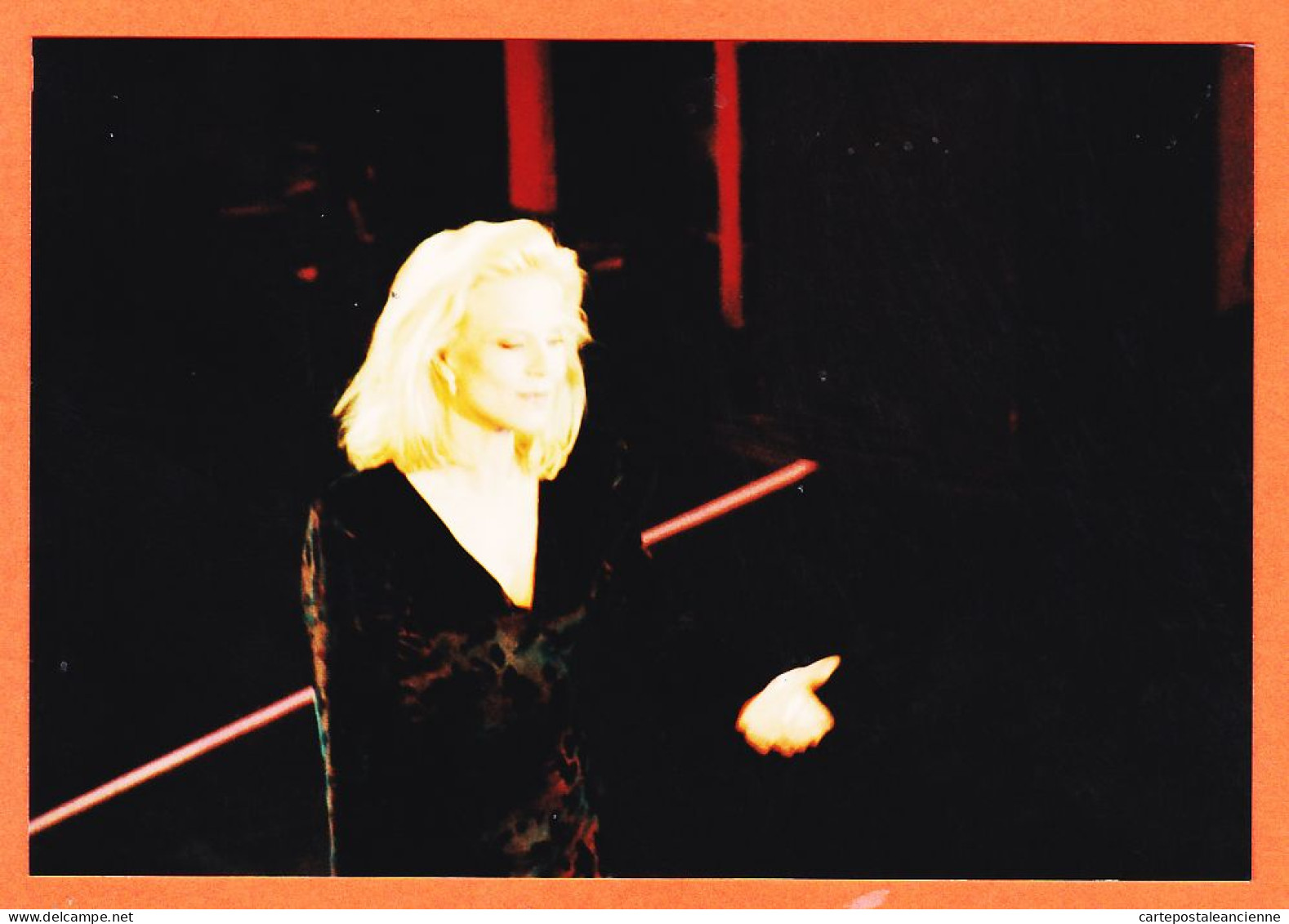 05249 / ⭐ ◉ SYLVIE VARTAN 1995 Spectacle Sur Scène Robe  Fourreau Noire Photographie Sur Papier Kodak 15x10cm - Chanteurs & Musiciens