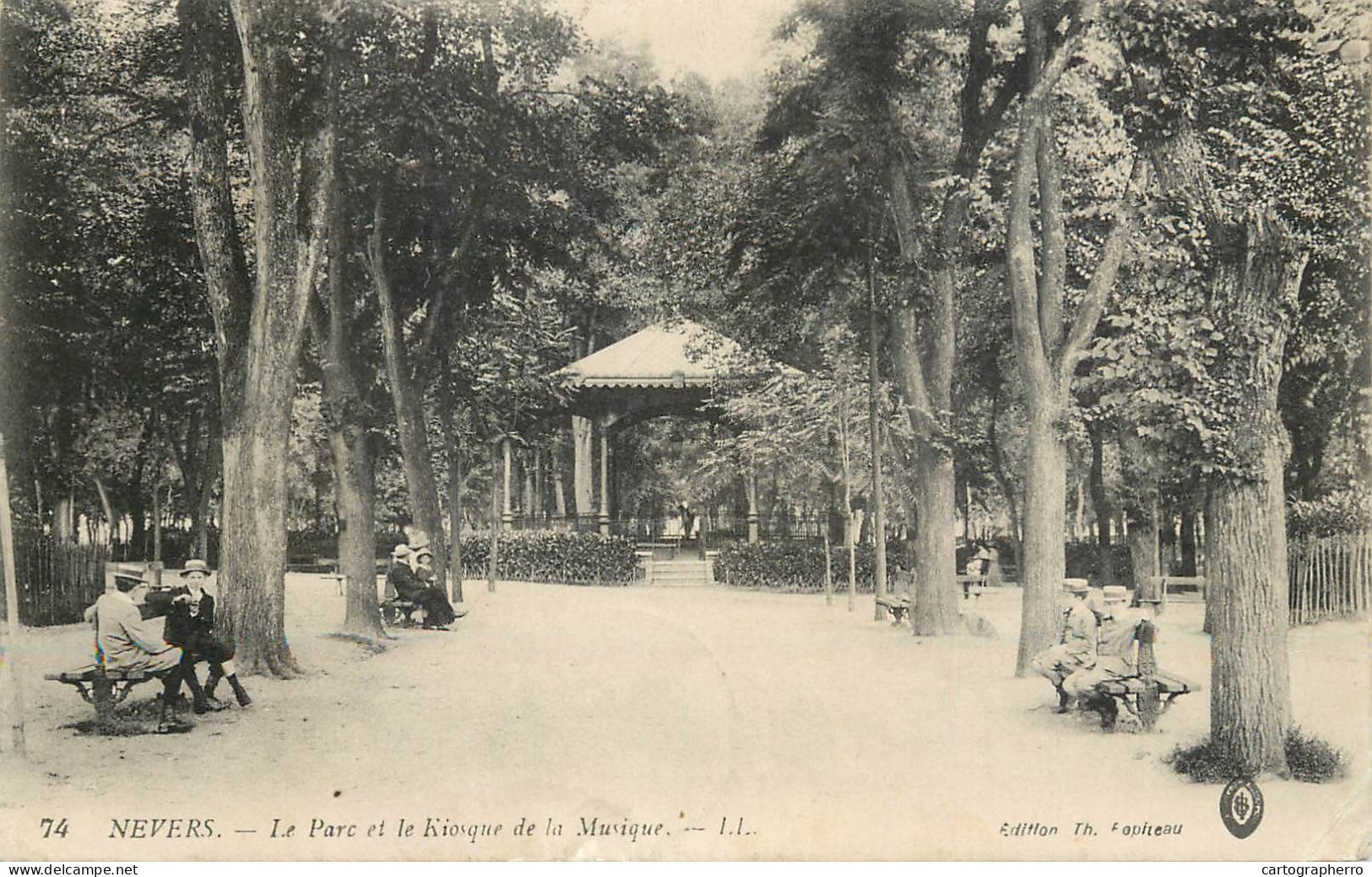 Postcard France Nevers Le Parc Et Le Kiosque De La Musique - Other & Unclassified