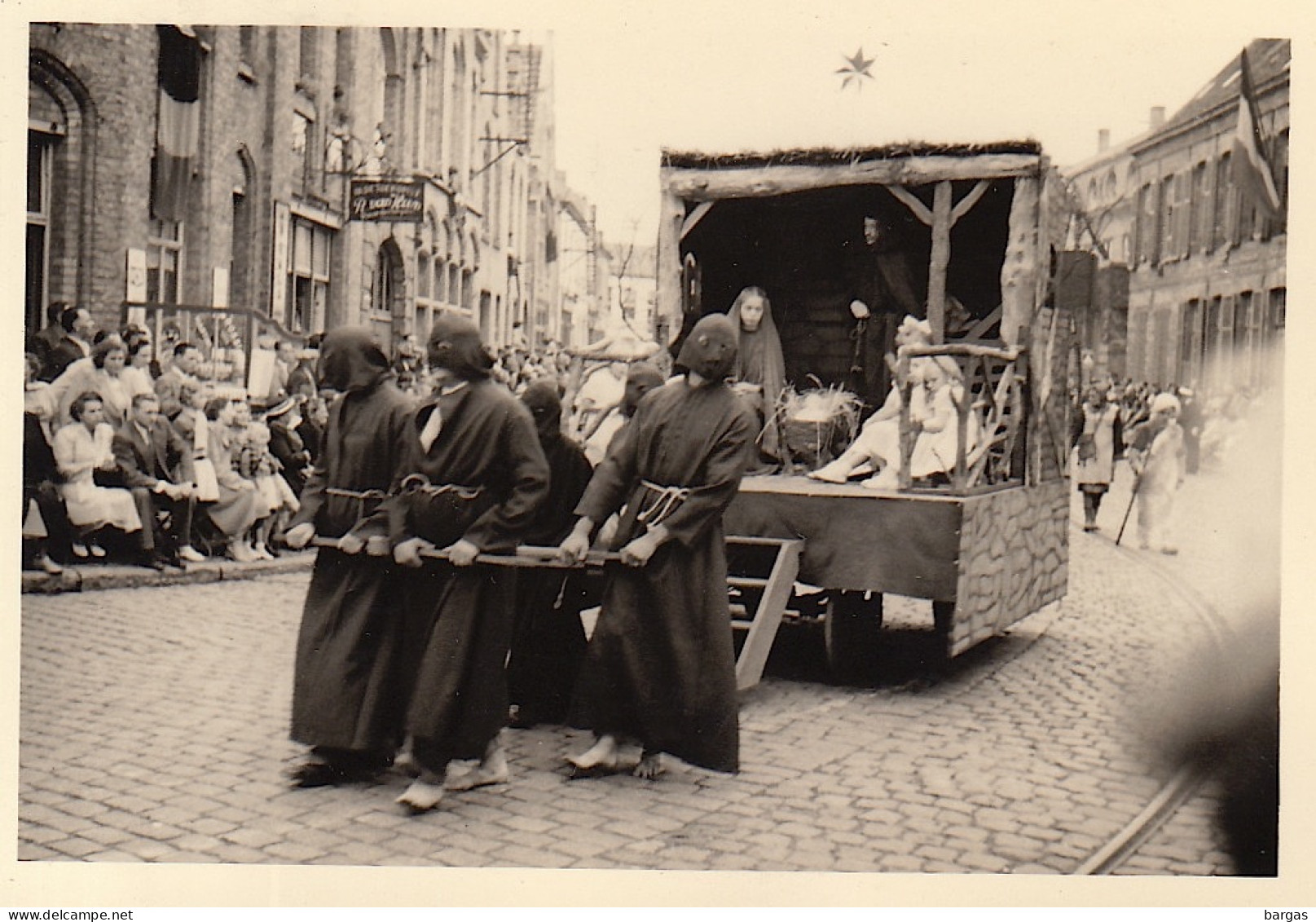 Photo Procession Des Pénitents Furnes Veurne Belgique - Europa