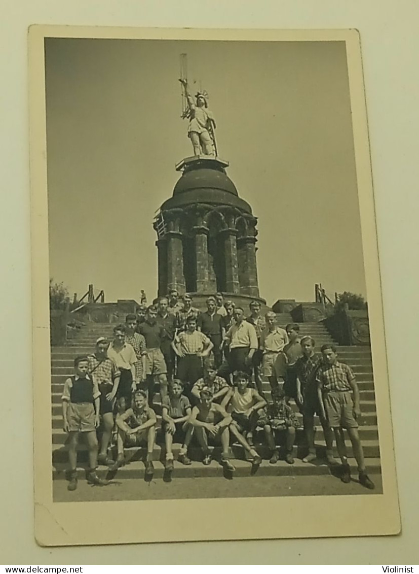 Germany-Teacher And School Boys In Front Of The Hermann Monument (Hermannsdenkmal) - Orte