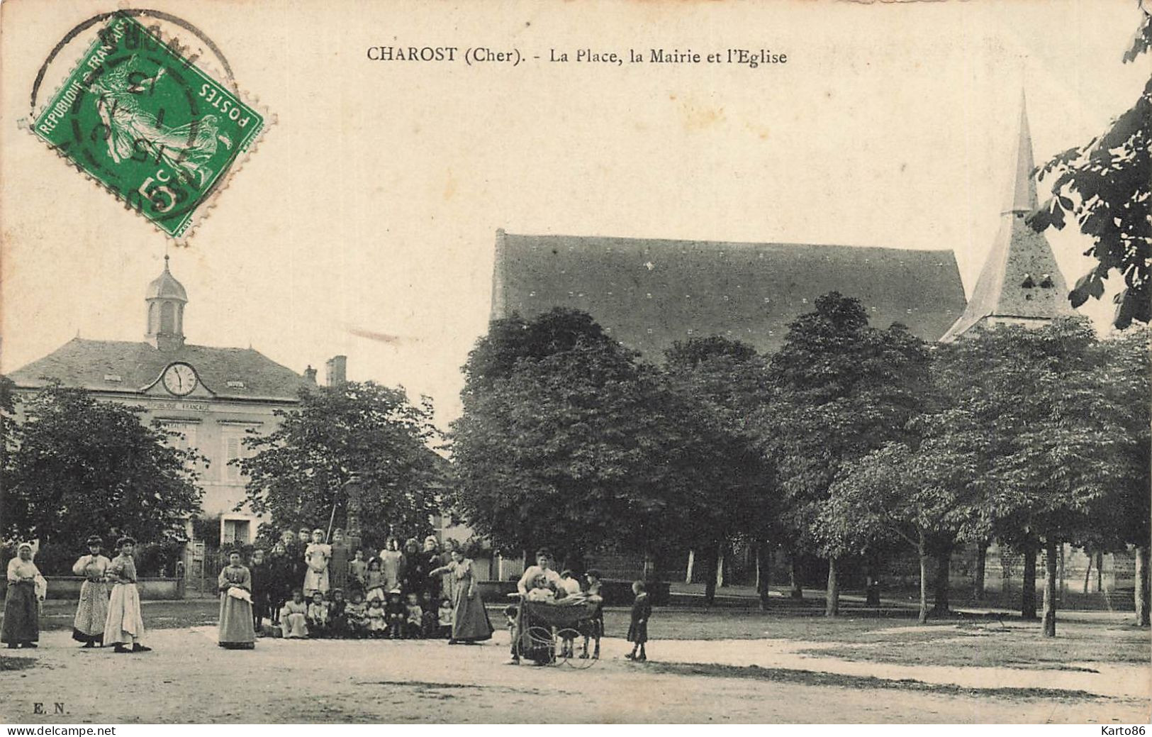 Charost * La Place Du Village , La Mairie Et L'église * Villageois - Autres & Non Classés
