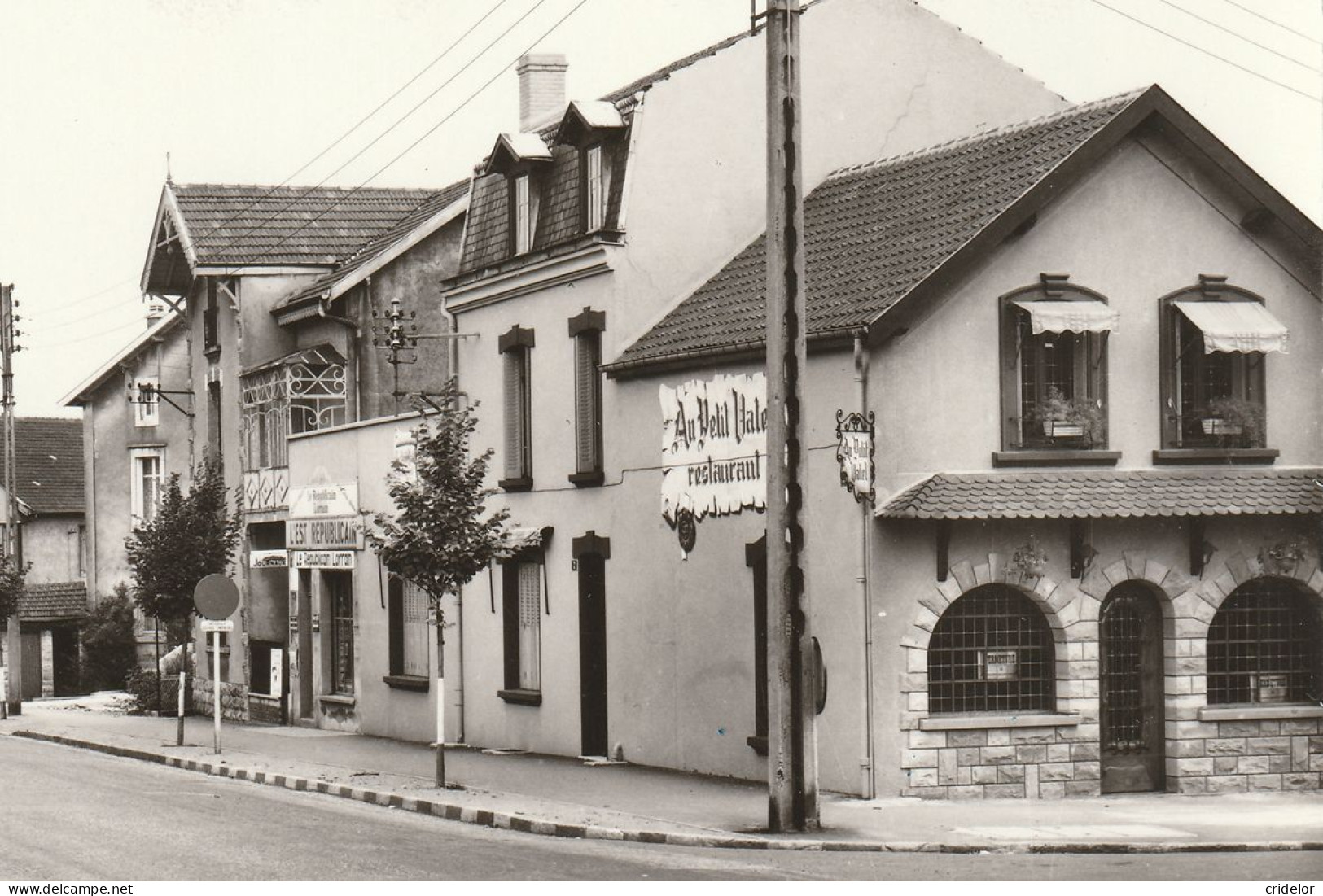 54 - JARNY - RUE DE VERDUN - COMMERCES - STATION ESSENCE - AGENCE EST REPUBLICAIN - VOIR ZOOMS  - BON ETAT - Jarny