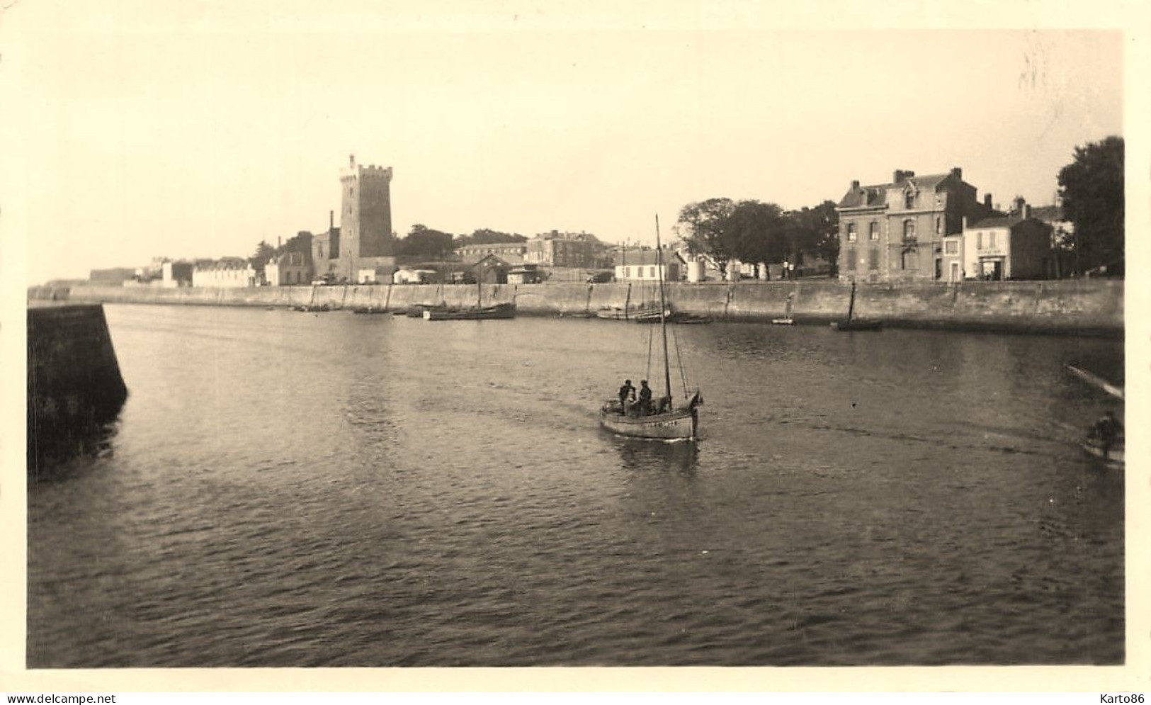 Les Sables D'olonne * Photo Ancienne * Chenal , Quais Et Tour D'arundel * Bateau De Pêche & Pêcheurs * 11x7cm - Sables D'Olonne