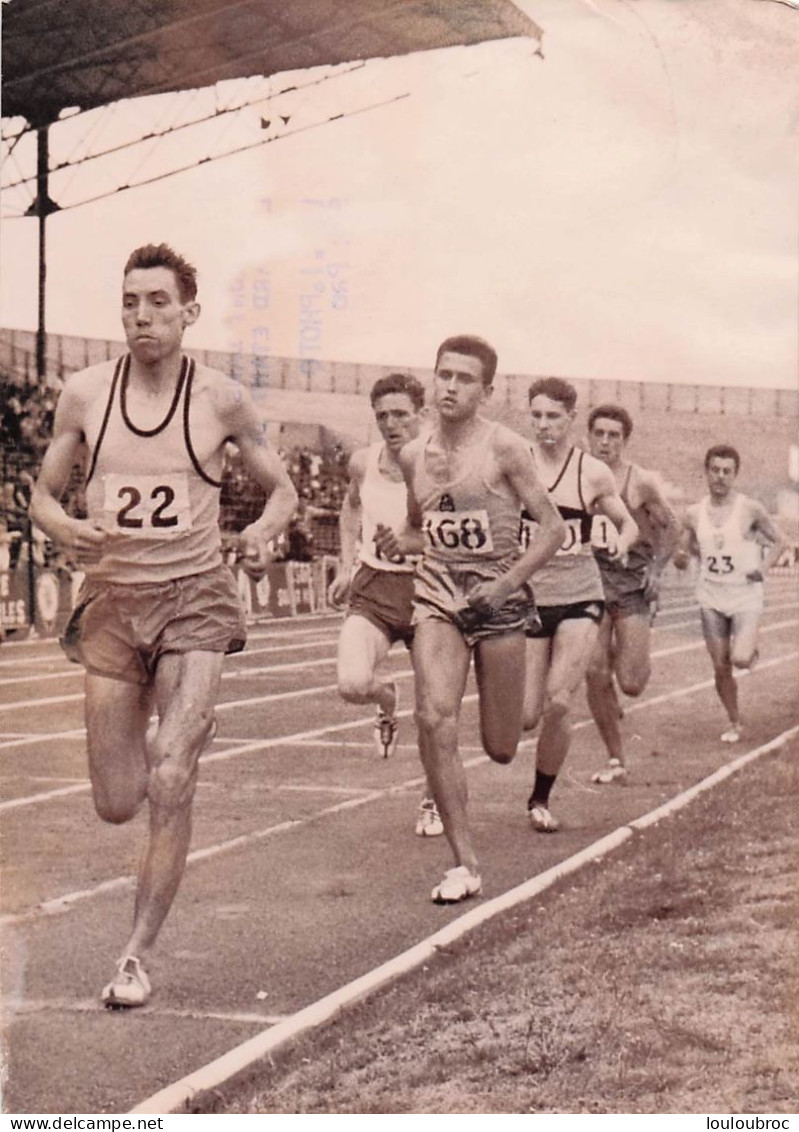 ATHLETISME 07/1959 STADE DE COLOMBES LE 1500M BERNARD DEVANT JAZY PHOTO 18 X 13 CM - Sports