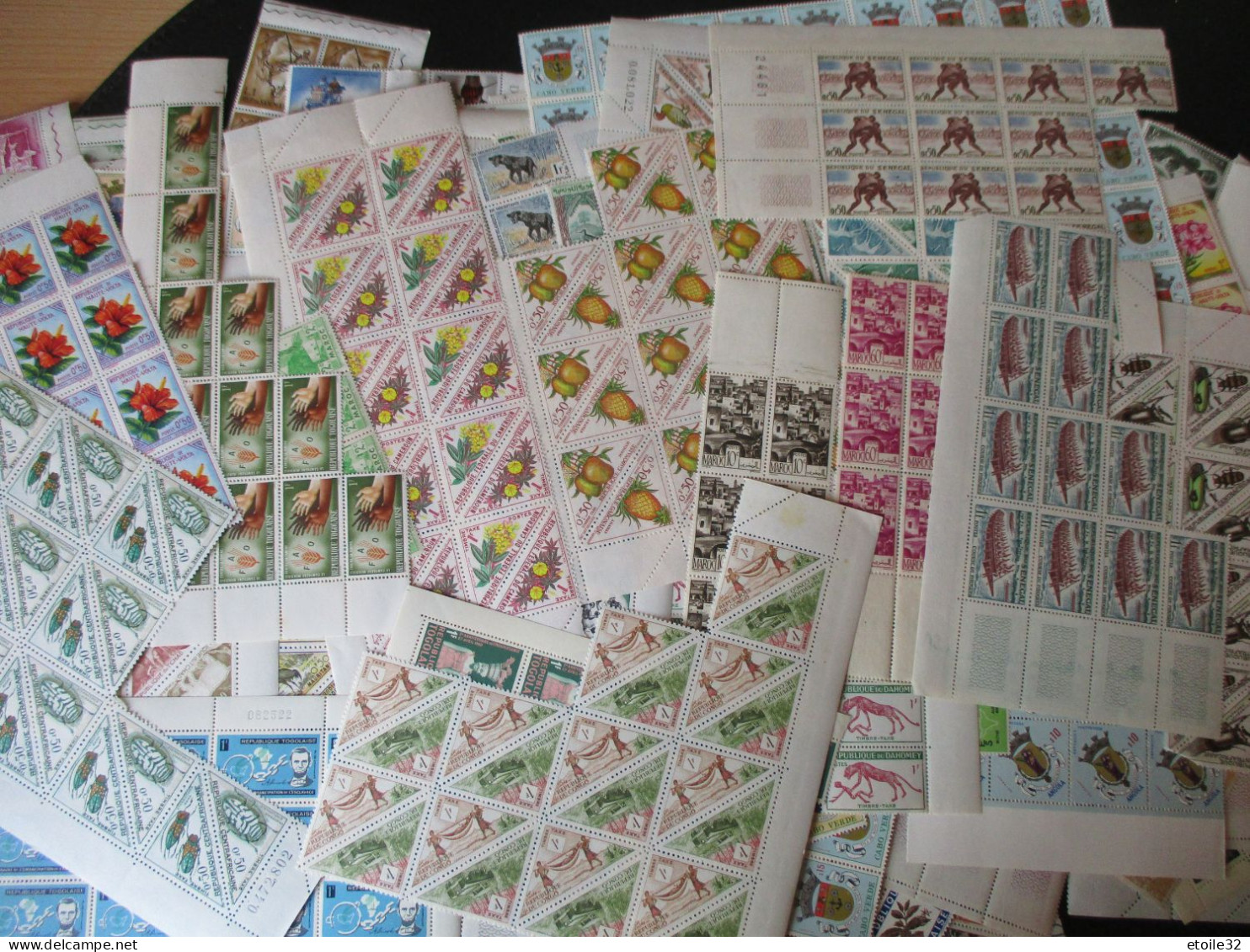 lot important de timbres neuf sans charniere ** mnh