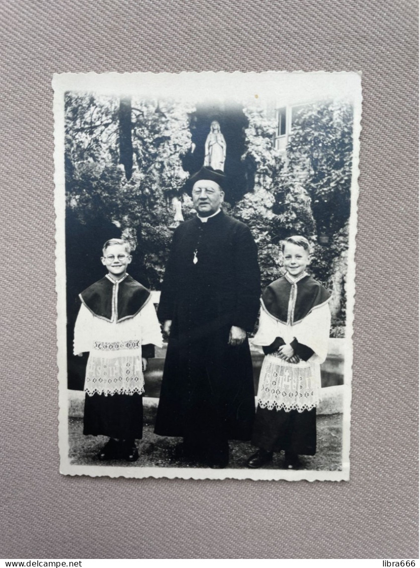 1947 Originele Foto - Photo Originale / Schooldirecteur En 2 Misdienaars - Directeur D'école Et 2 Enfants - 11,5x8,5 Cm - Anonymous Persons