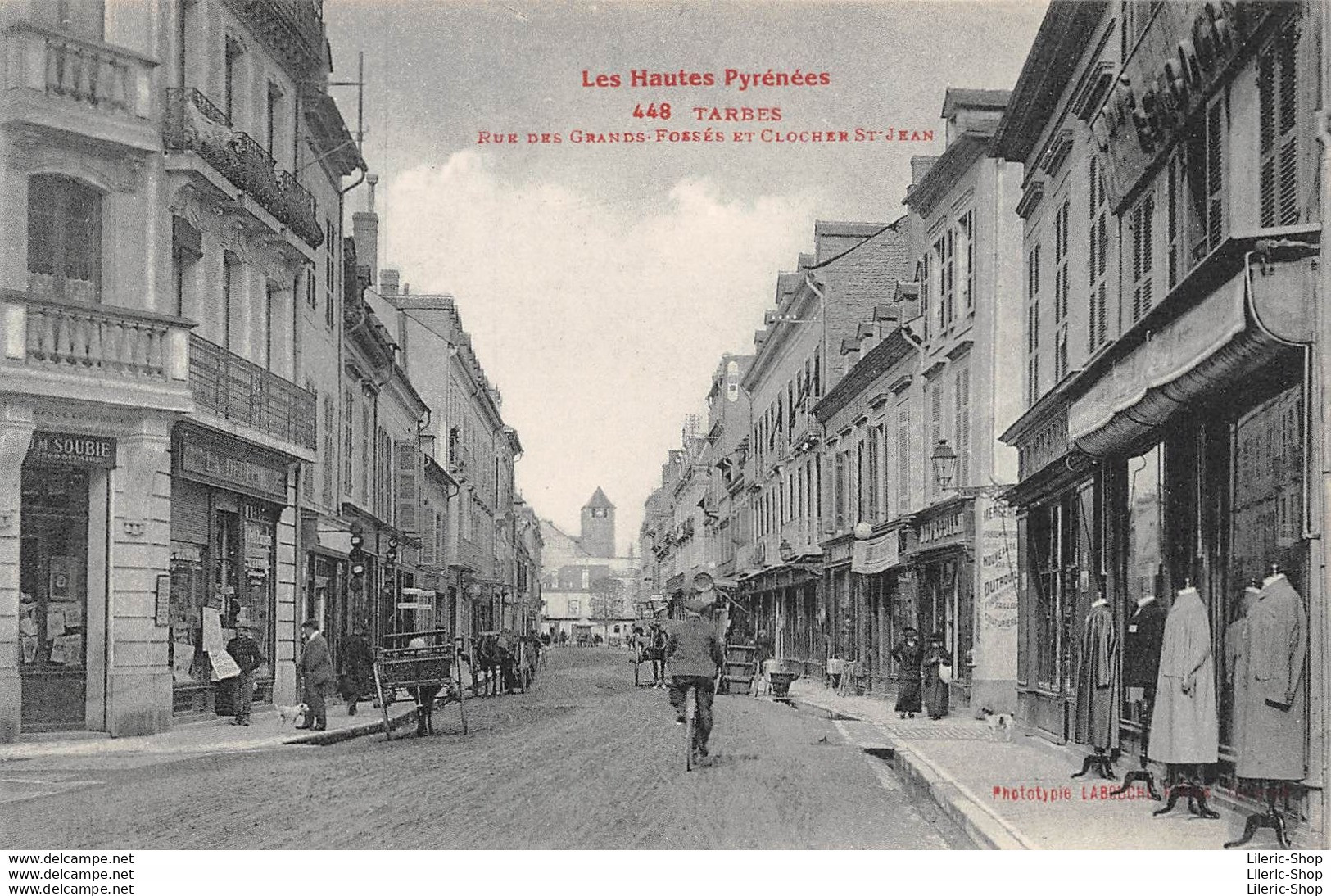 [65] TARBES - RUE DES GRANDS FOSSÉS JOURNAL "LA DÉPÊCHE"- DÉPOSITAIRE J.M. SOUBIE -BOUTIQUE DE VÊTEMENTS CPA ± 1910 ♥♥♥ - Tarbes