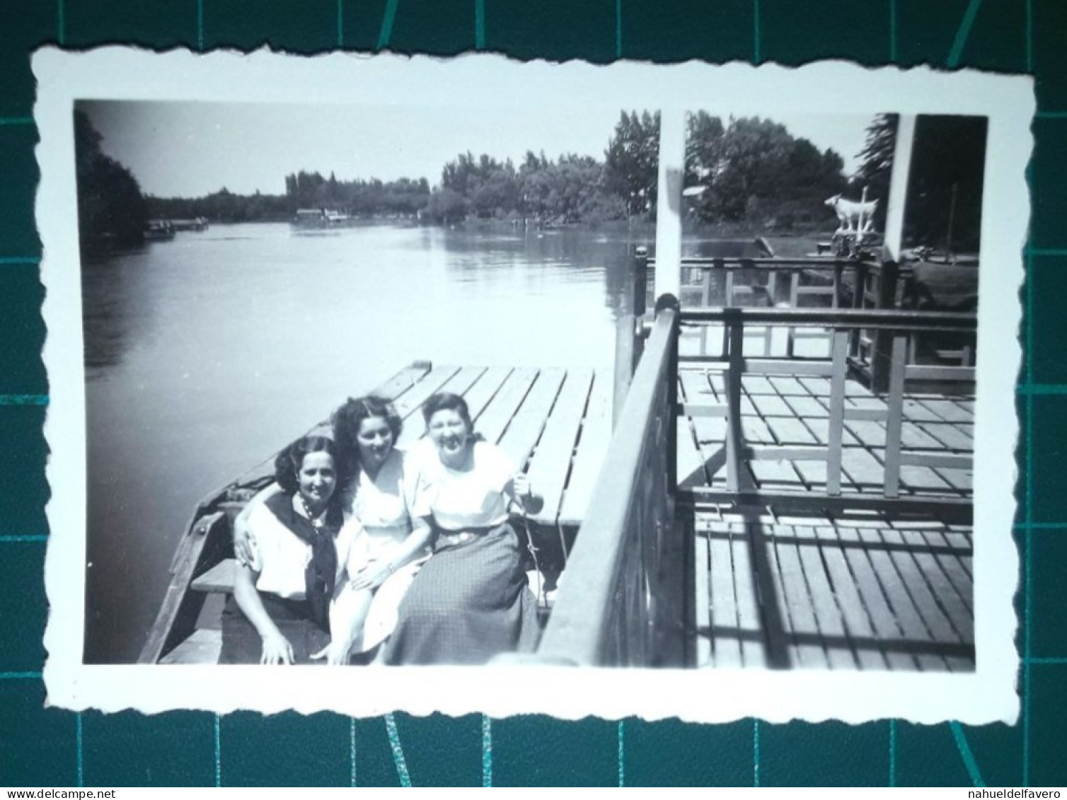 PHOTOGRAPHIE En Noir Et Blanc. (Taille 6cm. X 8cm. Environ). Groupe De Femmes Assises Sur Les Escaliers Du Quai Pendant - Anonyme Personen