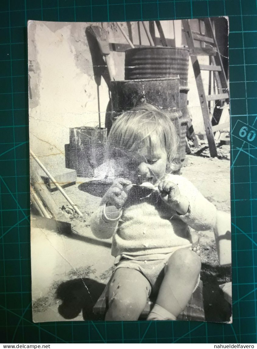 PHOTOGRAPHIE En Noir Et Blanc. (Taille 17,5 Cm. X 11,5 Cm. Environ).Petit Garçon Dégustant De La Glace Dans Le Patio De - Anonyme Personen