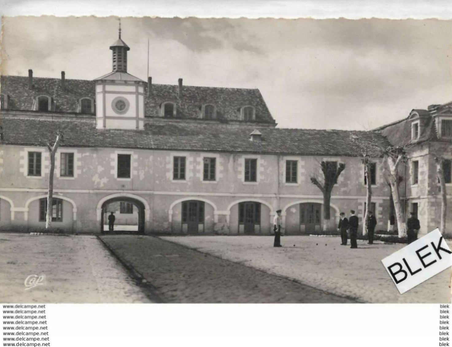 17 .  Charente Maritime :  Rochefort : Le Centre école  De L ' Aéro Navale  : La Caserne Martrou  . La Cour . - Rochefort