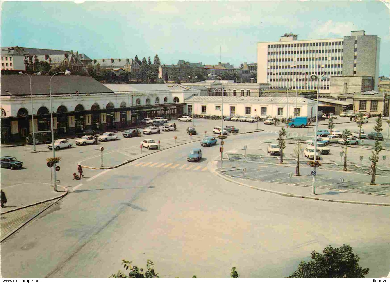 Trains - Gares Sans Trains - Rennes - La Place De La Gare - Automobiles - CPM - Voir Scans Recto-Verso - Bahnhöfe Ohne Züge