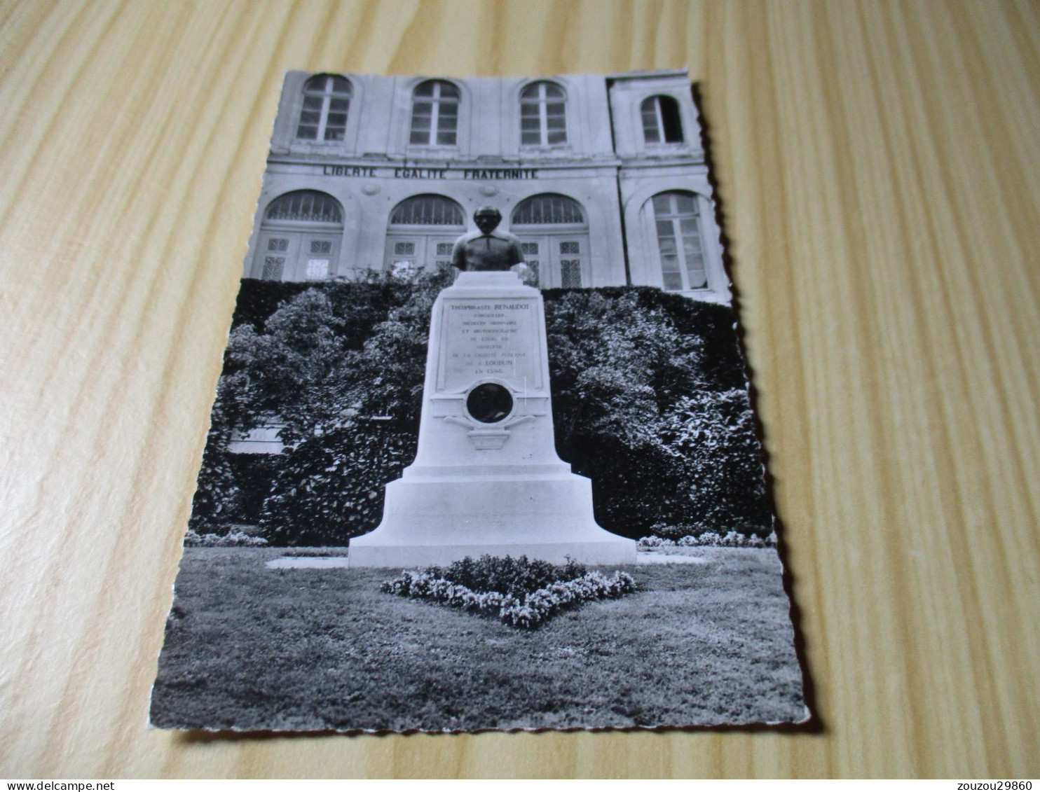 CPSM Loudun (86).Monument Théophraste Renaudot. - Loudun