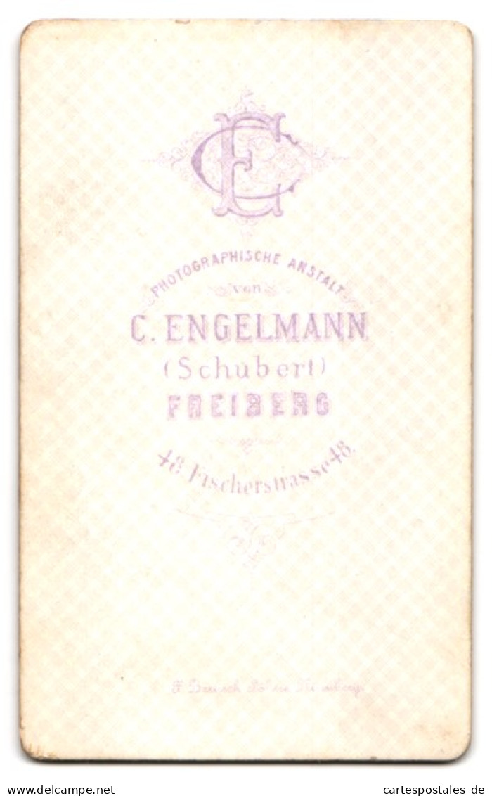 Fotografie C. Engelmann, Freiberg, Fischerstrasse 48, Ehepaar, Bildschöne Frau In Schwarzem Rüschenkleid  - Anonieme Personen