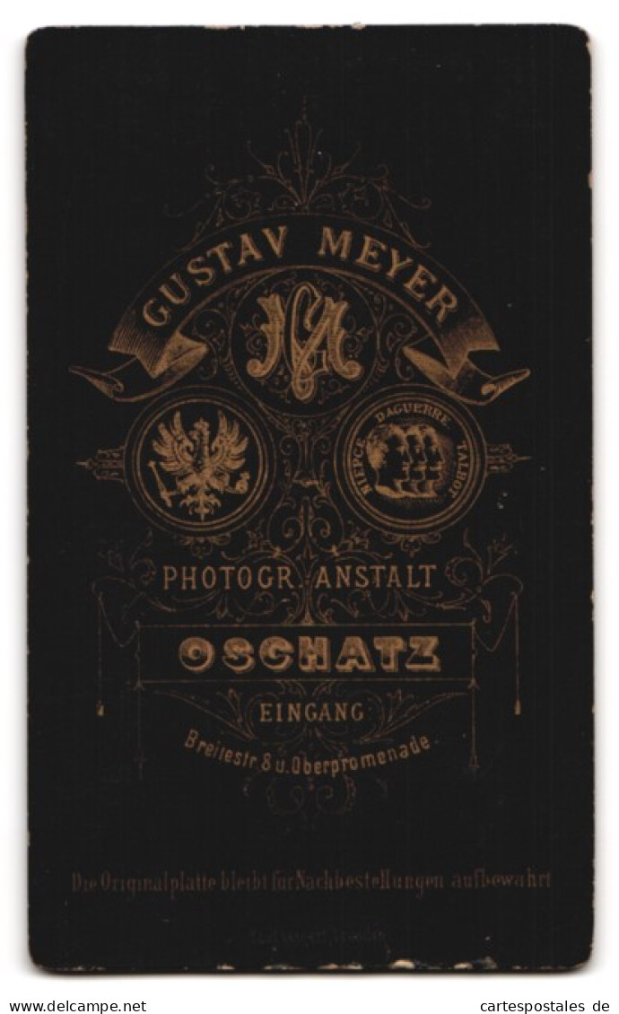 Fotografie Gustav Meyer, Oschatz, Breitestrasse 8, Junge Frau Mit Dutt Und Ernstem Gesicht  - Anonyme Personen