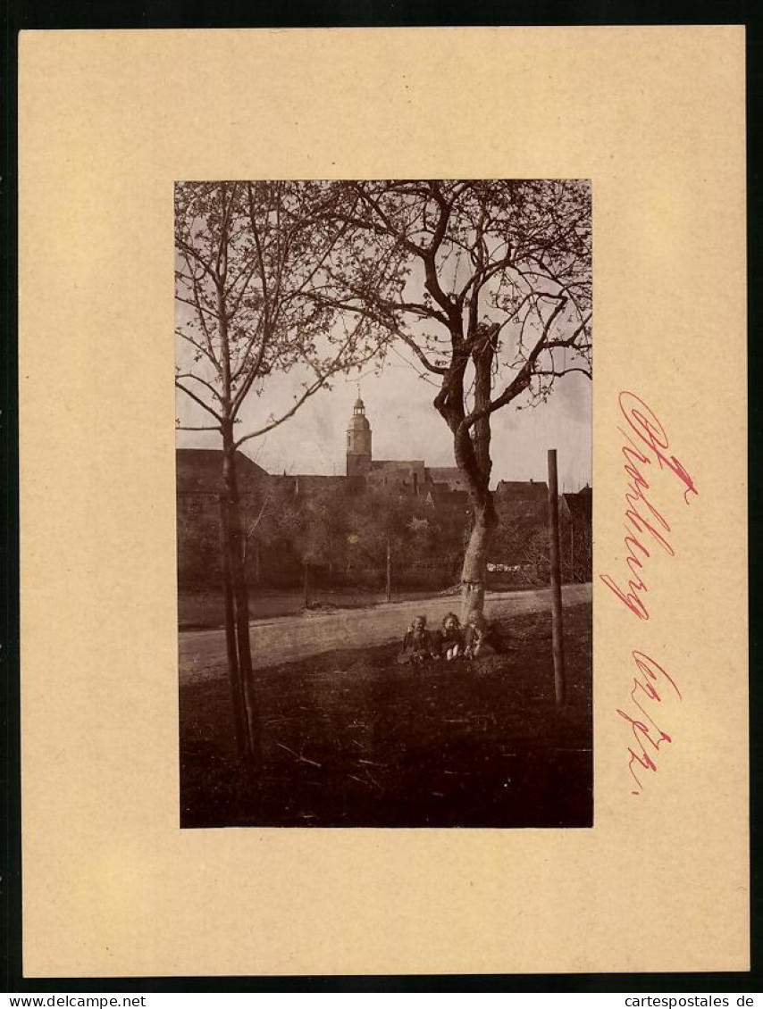 Fotografie Brück & Sohn Meissen, Ansicht Frohburg, Blick Zum Ortt Mit Mit Kirche, Kinder Sitzen Am Baum  - Places