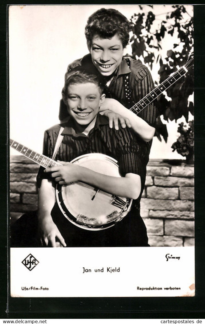 AK Musiker Jan Und Kjeld Mit Ihren Instrumenten An Einer Mauer  - Musik Und Musikanten