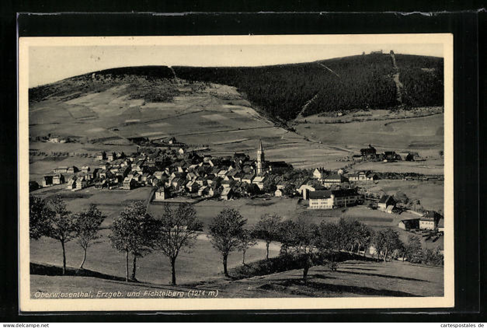 AK Oberwiesenthal Im Erzgeb., Ortsansicht Mit Fichtelberg  - Oberwiesenthal