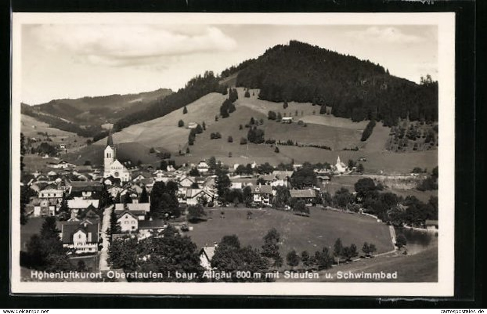 AK Oberstaufen I. Bayr. Allgäu, Ortsansicht Mit Staufen Und Schwimmbad  - Oberstaufen