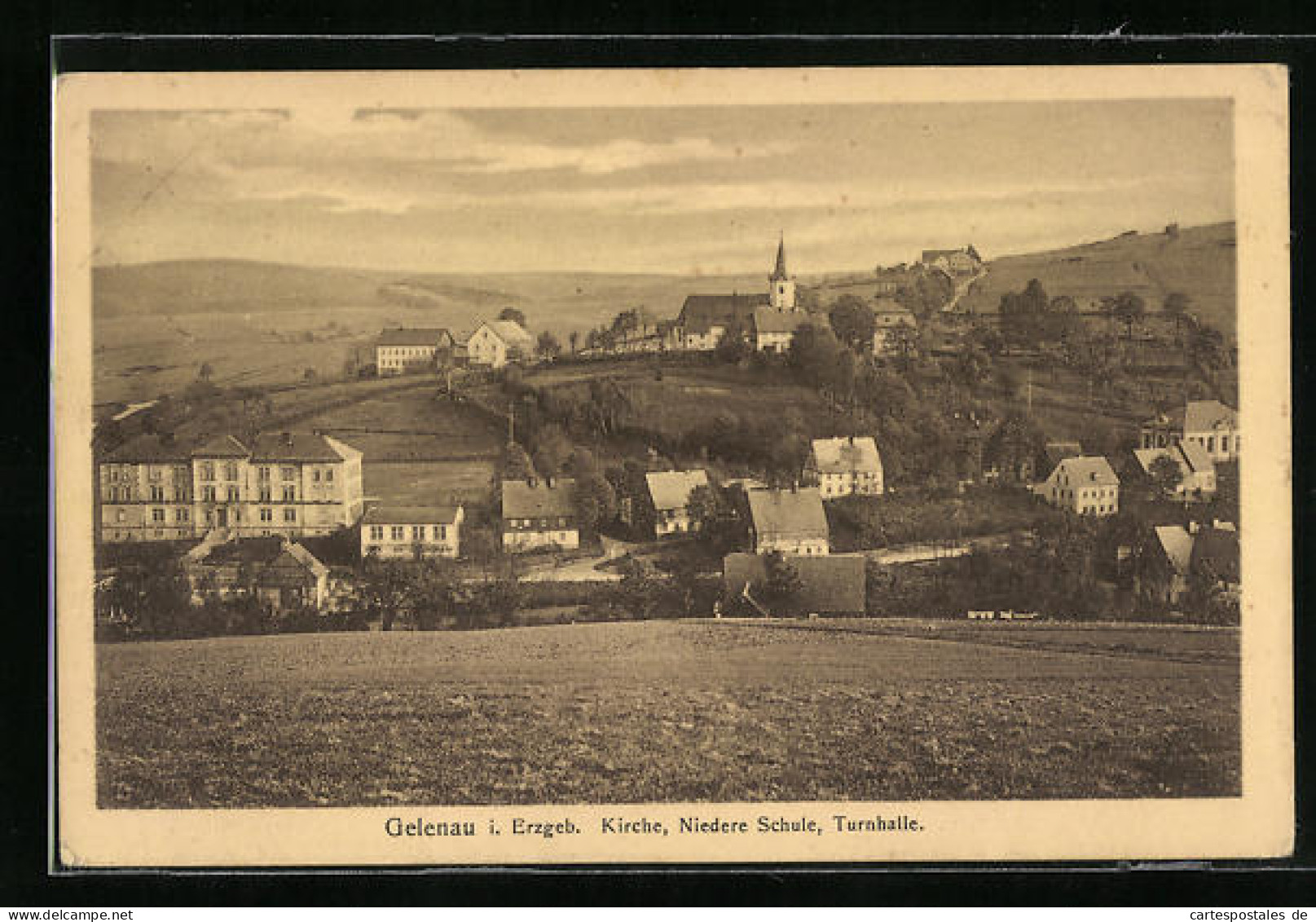 AK Gelenau Im Erzgeb, Ortsansicht Mit Kirche, Niedere Schule Und Turnhalle  - Gelenau