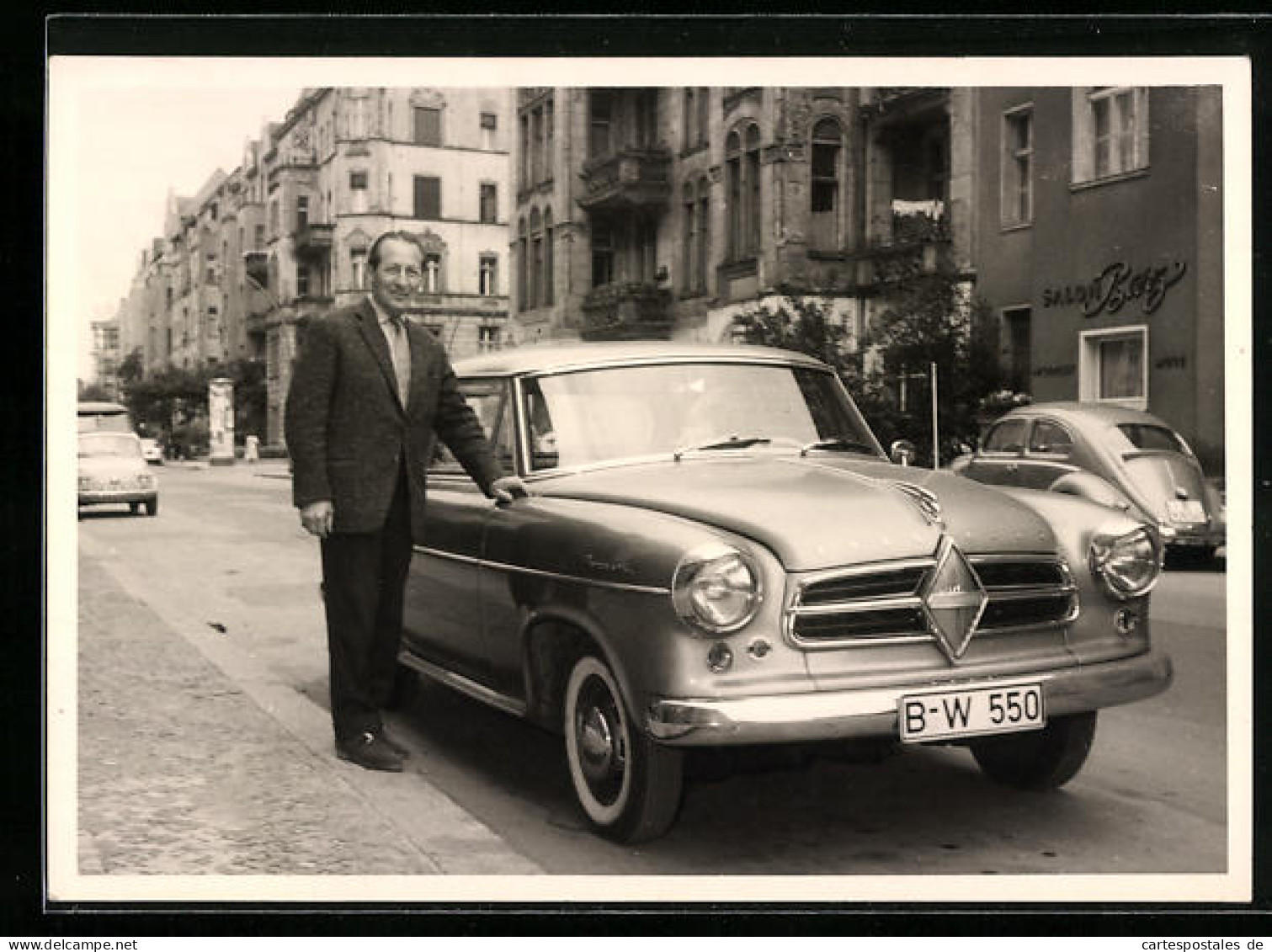 Foto-AK Auto Borgward Mit Kfz-Kennzeichen B-W 550, Daneben Der Besitzer  - Toerisme