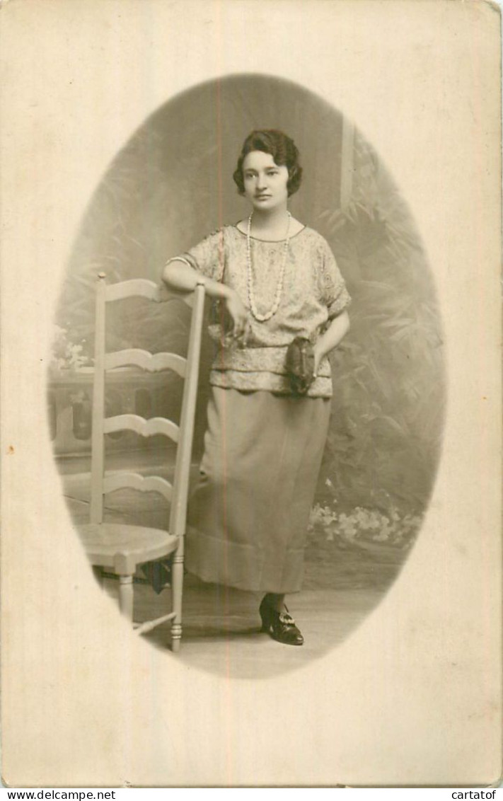 PHOTO-CPA . Jeune Femme à La Chaise - Non Classés