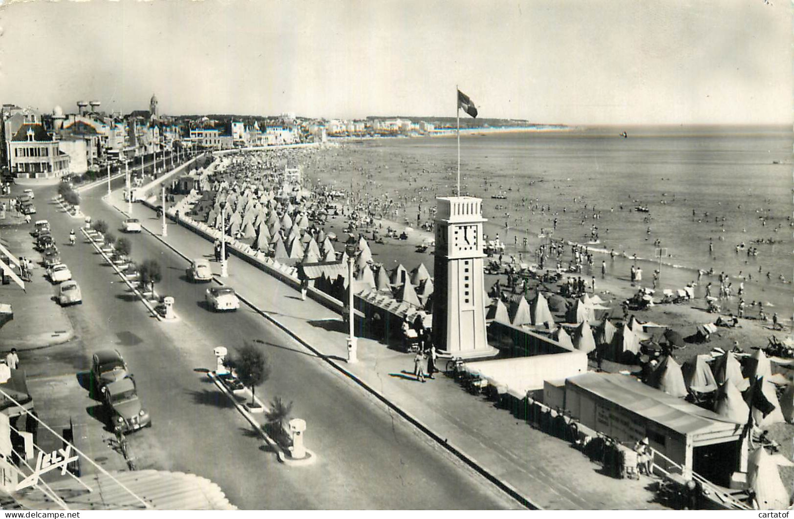 LES SABLES D'OLONNE . Le Remblai Et La Plage - Sables D'Olonne