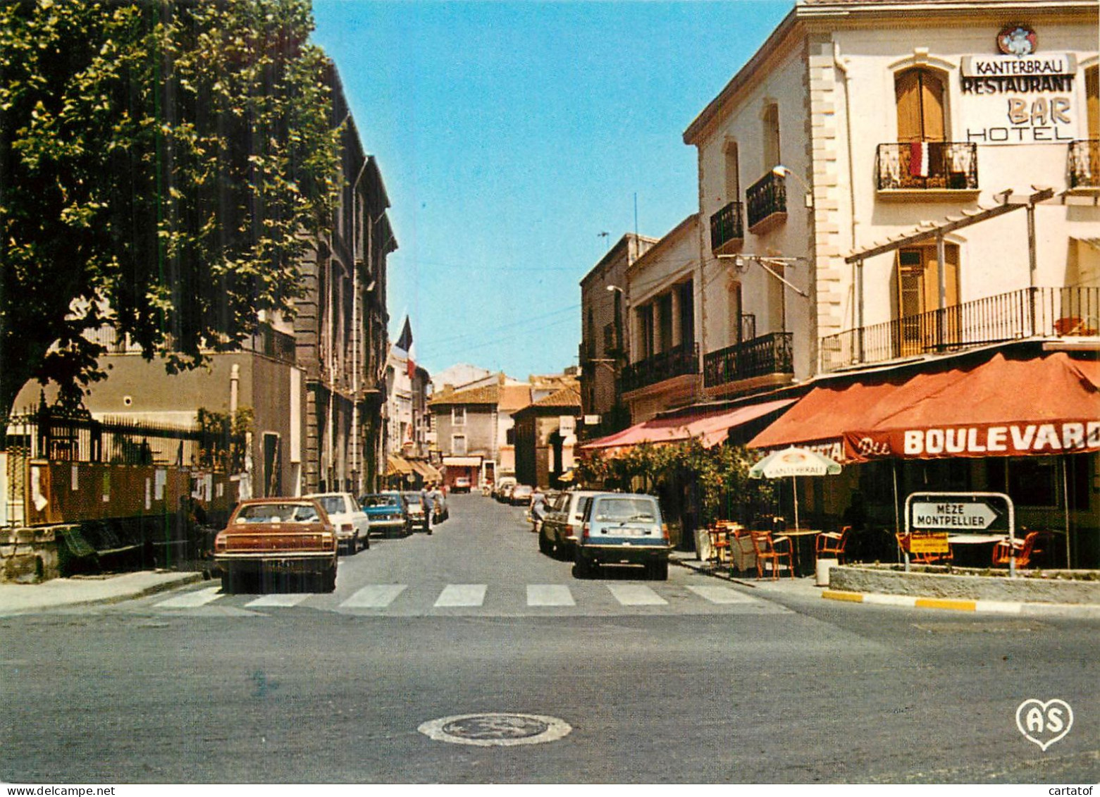 MARSEILLAN . Rue Général De Gaulle Avec La Mairie . - Marseillan