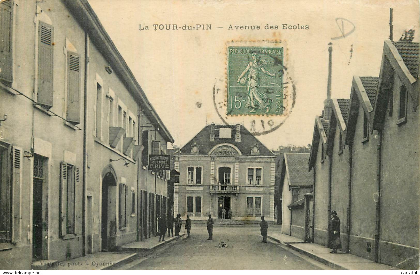 LA TOUR DU PIN . Avenue Des Ecoles .  CPA Animée . - La Tour-du-Pin