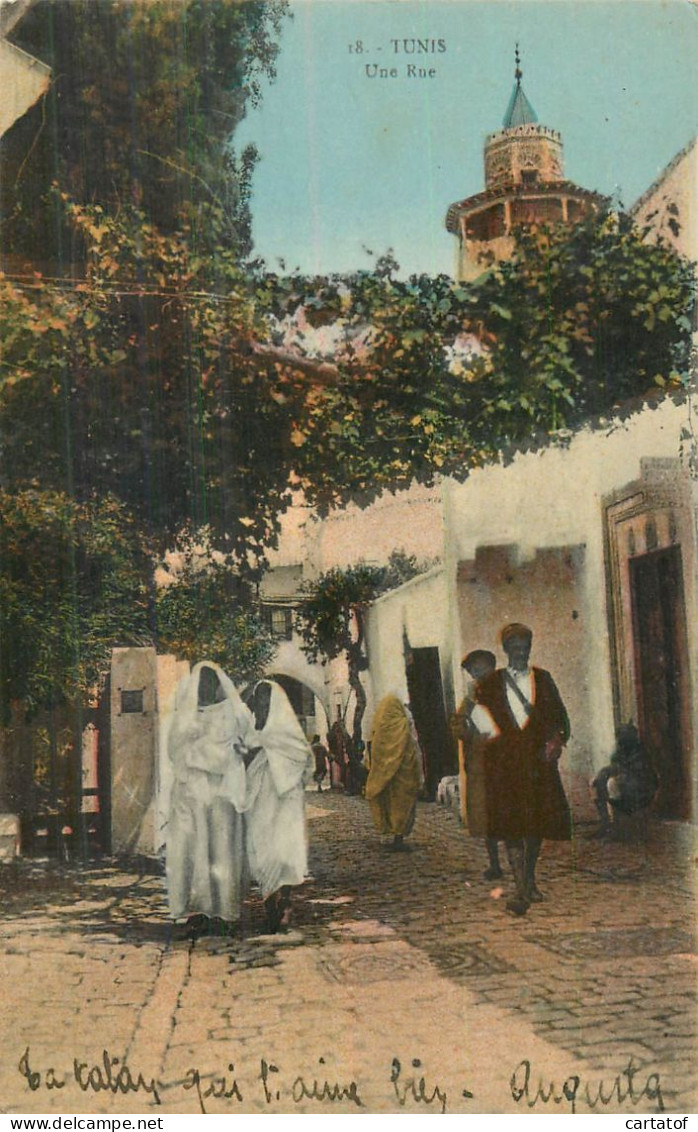 TUNIS . Une Rue . CPA Animée - Tunisia