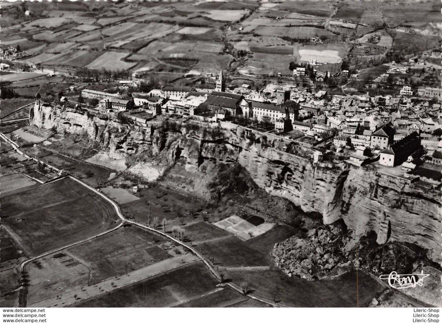 05 Embrun -CPSM - ±1950 - Vue Générale Aérienne D'Embrun Et Son Roc- Éditions COMBIER - Embrun