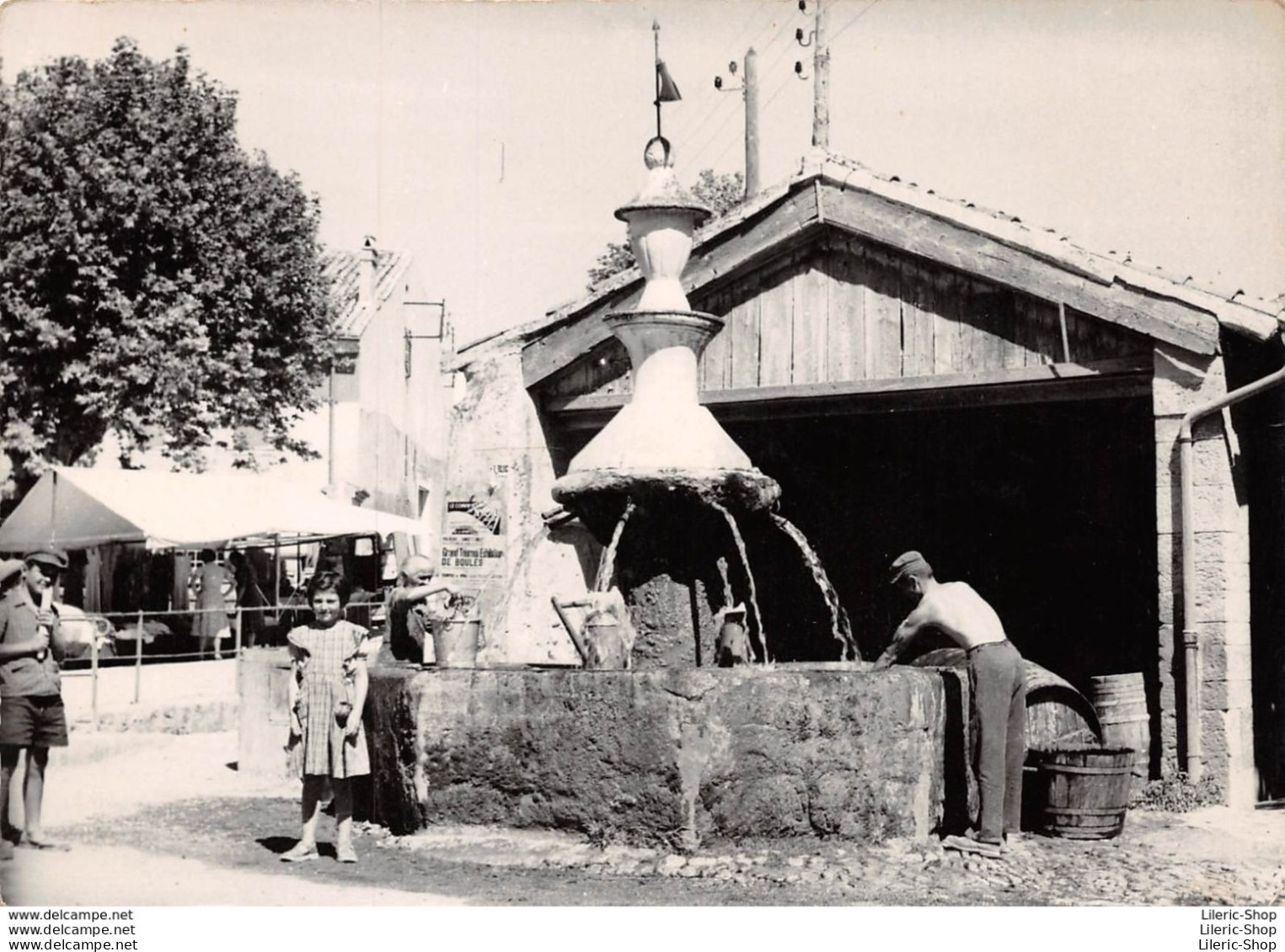 SAINT-MAURICE-SUR-EYGUES►26►CPSM►±1950►LA FONTAINE►UN COIN DU MARCHÉ►HOMME TORSE NU - Other & Unclassified