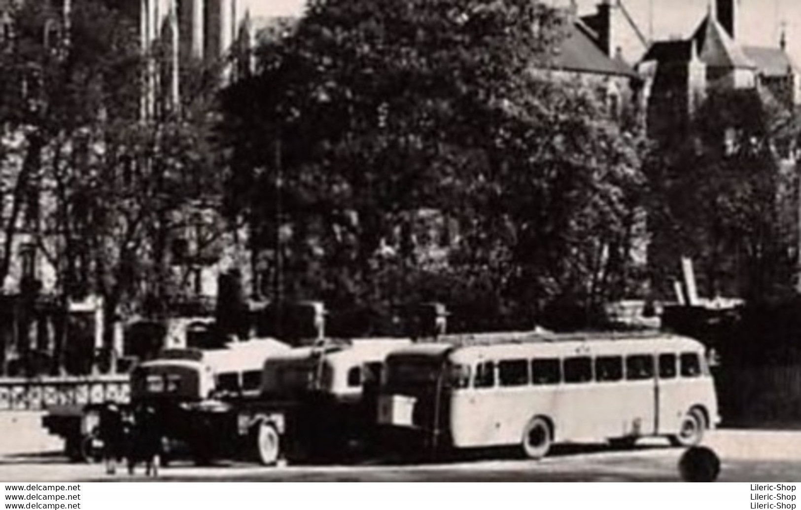 [29] QUIMPER - LA CATHÉDRALE AUTOCARS COLLECTION C.F.T. - QUIMPER - CPSM PF Dentelée 1952 - Quimper