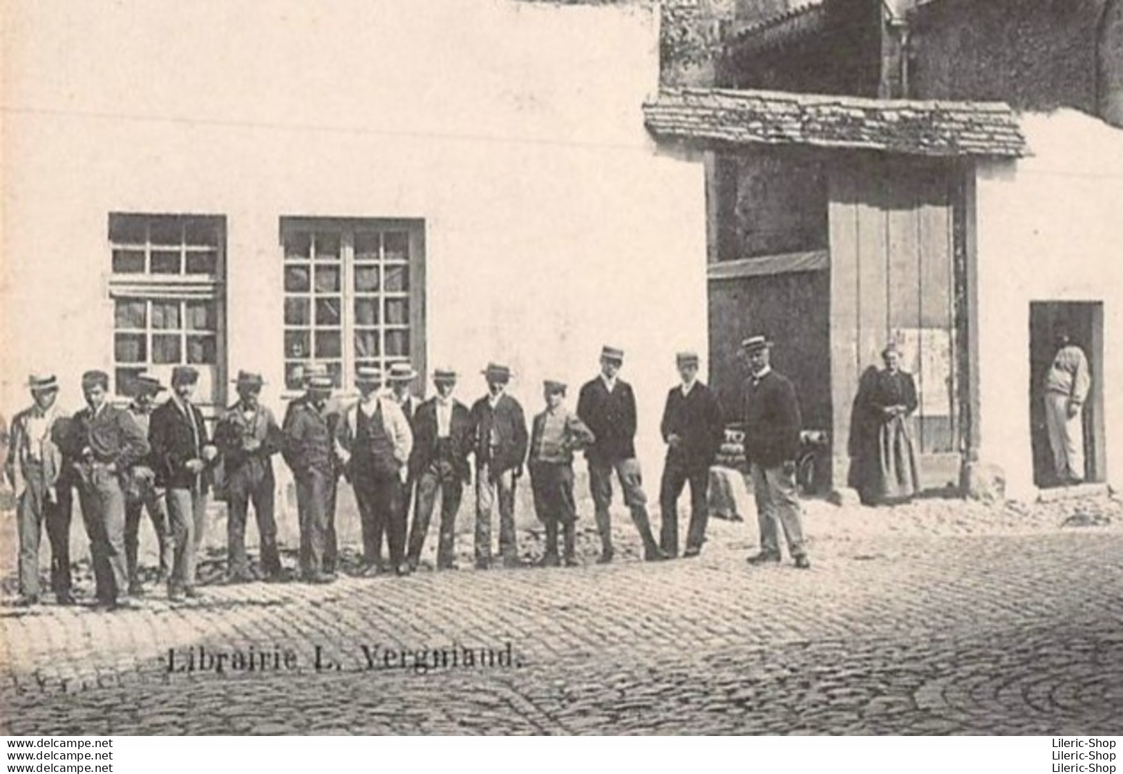 AUTUN (71) CPA ±1910 - Attroupement Devant La Tour De L'Horloge De L'Hôtel De CLUGNY - Librairie L. VERGNIAUD - Autun