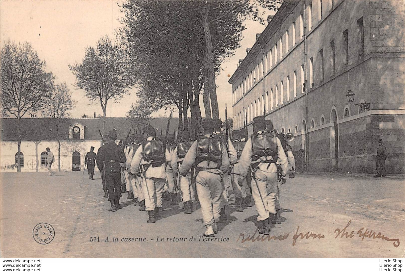 TOURS (37) - CPA± 1910 ►A La Caserne - Le Retour De L'Exercice ►Éd. LE GRAND BAZAR DE TOURS N°571 - Manöver