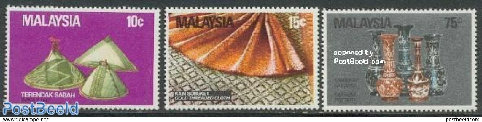 Malaysia 1982 Handicrafts 3v, Mint NH, Various - Textiles - Art - Handicrafts - Textiel