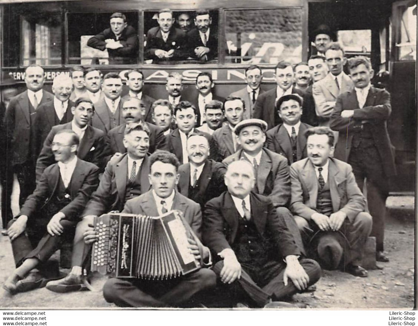 Carte-Photo Rare - Autocar Service Personnel CASINO Devant Une Enseigne CASINO - à Identifier, Puy De Dome ? - Sonstige & Ohne Zuordnung