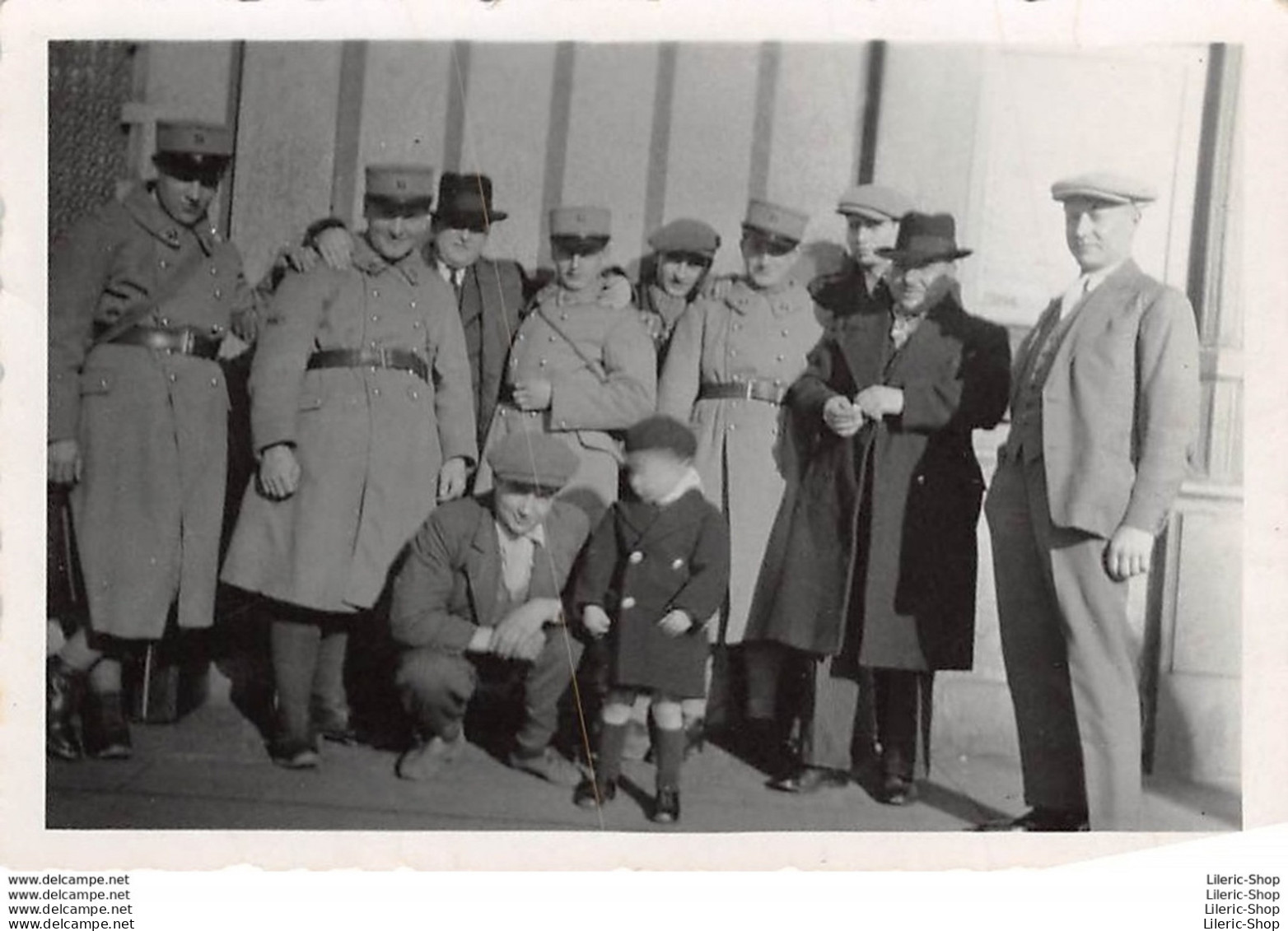 Lot De 2 Photographies Photos Amateur Snapshot GROUPE DE MILITAIRES AU FORMAT 90 X 60 SUR PAPIER LUGDA LUMIÈRE - Guerre, Militaire