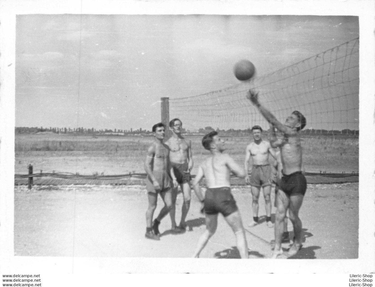 Snapshot Jeunes Hommes En Short Torse Nu Gay Sexy - Équipe De Volley-ball à La Station - Dijon (21) Août 1952 - 98X74 - Personnes Identifiées