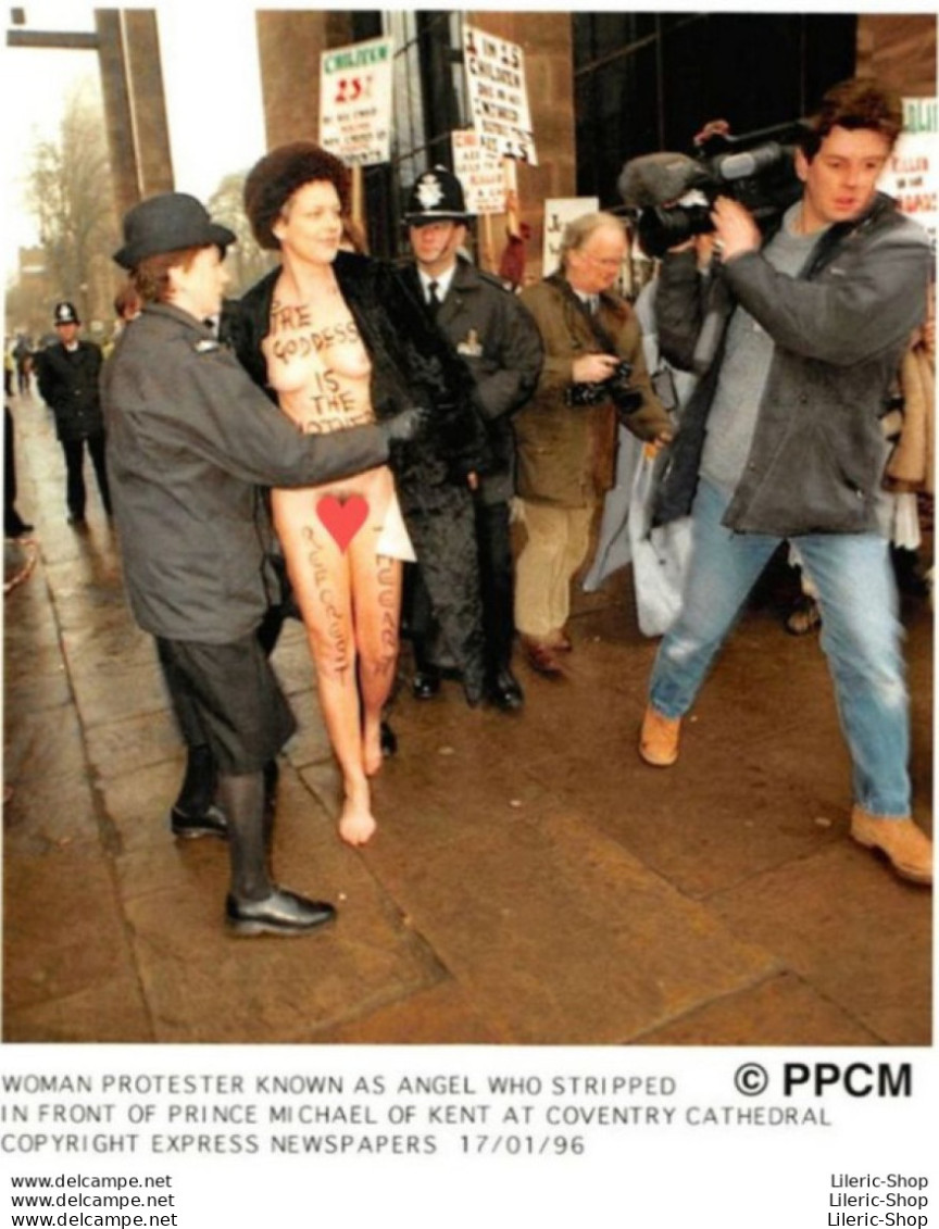 17/01/96 - NIGEL BARKLIE - 6 PRESS PHOTOS ON THE ARREST OF A NACKED WOMAN PROTESTING IN COVENTRY CATHEDRAL - Personnes Identifiées