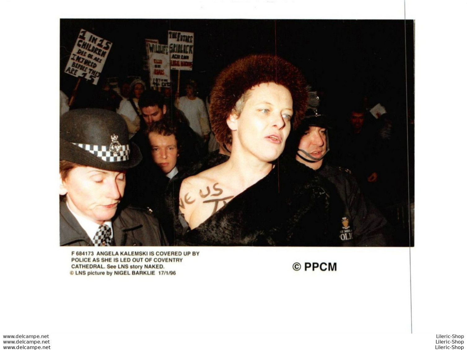 17/01/96 - NIGEL BARKLIE - 6 PRESS PHOTOS ON THE ARREST OF A NACKED WOMAN PROTESTING IN COVENTRY CATHEDRAL - Personnes Identifiées