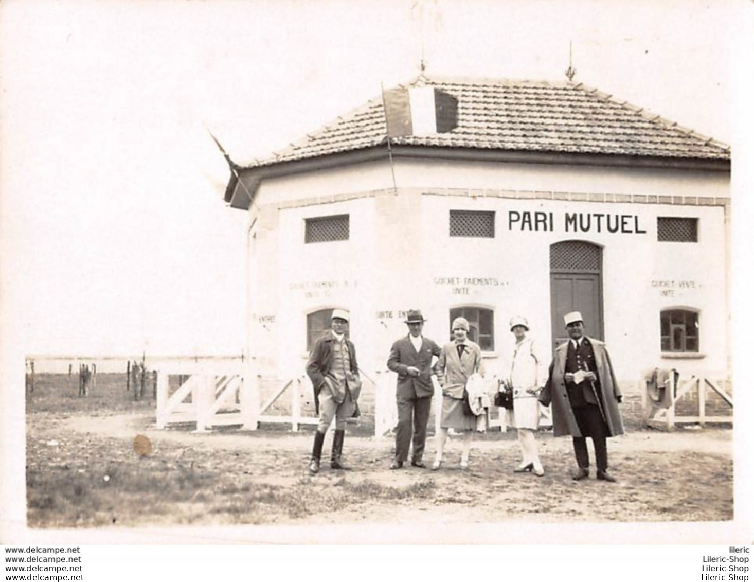 Photo Originale  - Groupe De Personnes Posant Devant Le Pari Mutuel Dans Les Années 30 - 83X60 - Andere & Zonder Classificatie