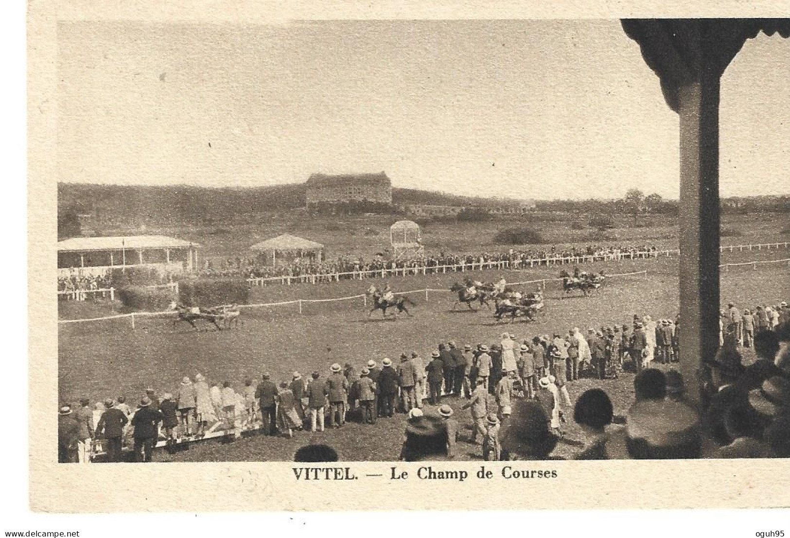 Hippisme à VITTEL (88) - Le Champ De Courses  (pendant Une Course Et Public Au Bord De La Piste) - Hippisme