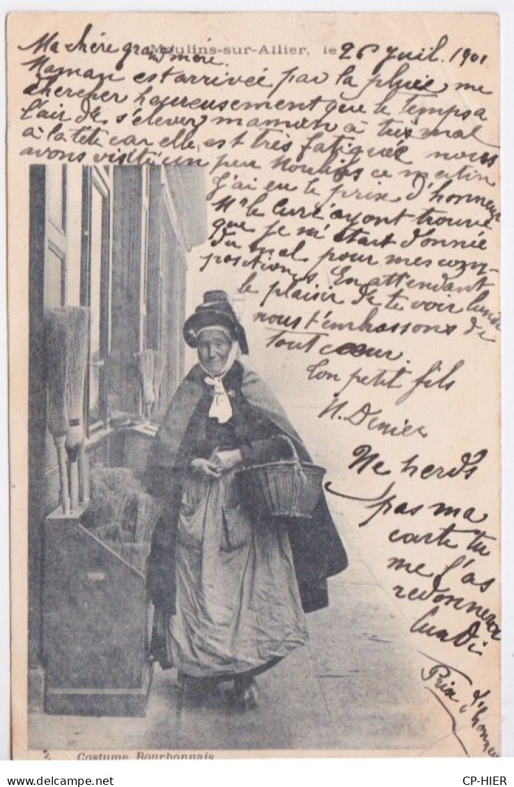 03 - MOULINS SUR ALLIER - COSTUME BOURBONNAIS -  FEMME AU MARCHE  AVEC COIFFE 1901 - MAGASIN DE BALAIS - Moulins