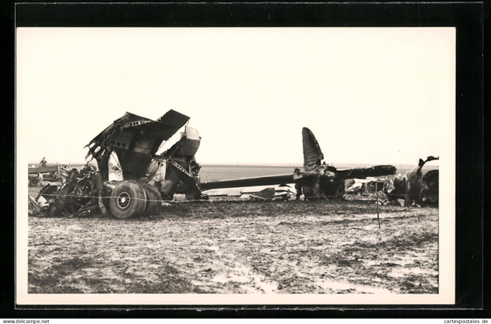Foto-AK Wrack Eines Kampfflugzeuges  - 1939-1945: 2ème Guerre