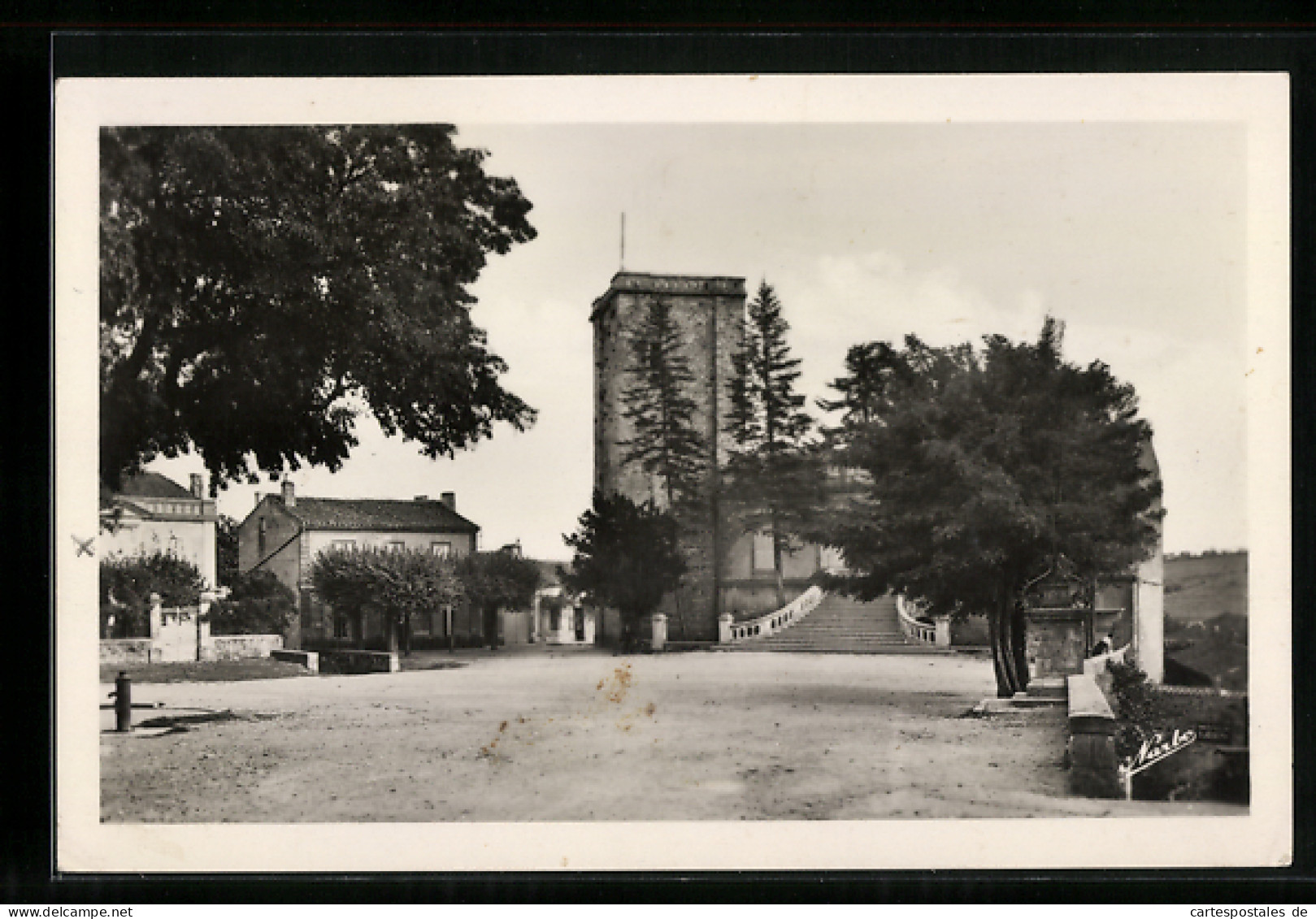 CPA Puy-l`Évêque, Place De La Mairie Et L`Ancien Donjon  - Andere & Zonder Classificatie