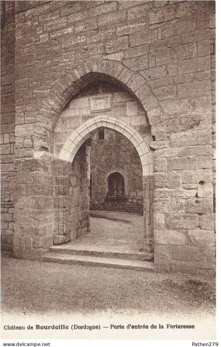 CPA FRANCE 24 DORDOGNE BOURDEILLES - Le Château - Porte D'entrée De La Forteresse - Autres & Non Classés