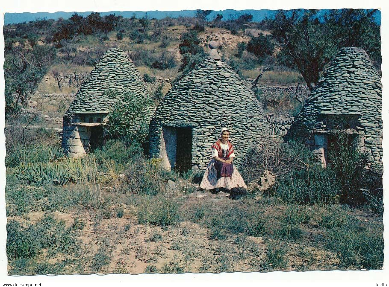 CPSM Dentelée 10.5 X 15 Les Belles Images De PROVENCE Jeune Provençale Devant Les Bories - Provence-Alpes-Côte D'Azur