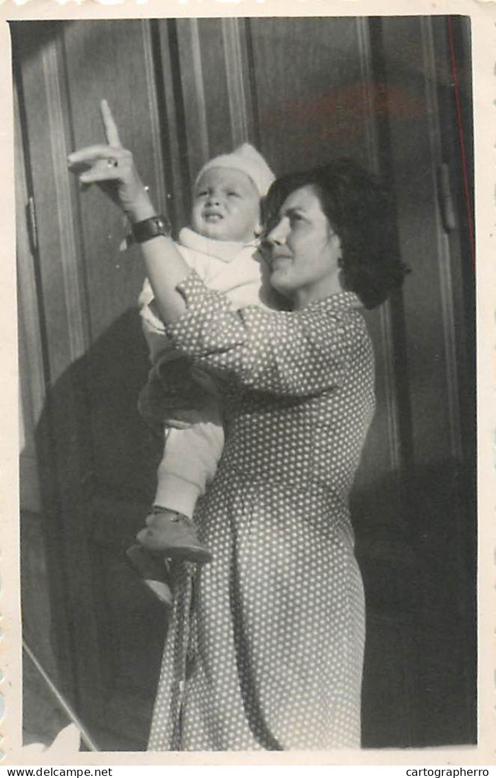 Anonymous Persons Souvenir Photo Social History Format Ca. 6 X 9 Cm Mother And Baby - Anonymous Persons